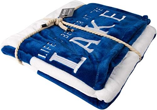 Подарък компанията Палата Life is Better at The Lake -синьо и Бяло, Синьо Супер Меко Одеяло на ивици с размер 50 x 60 см, с Бродиран